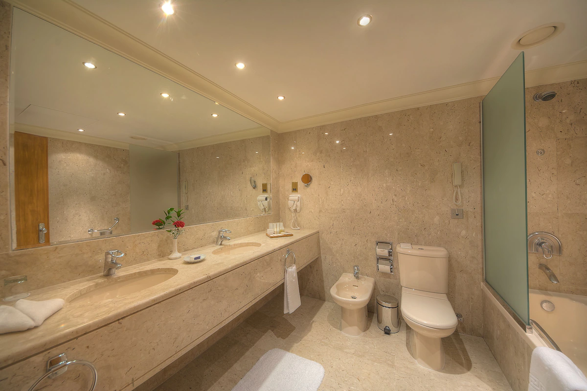 حمام و سرویس بهداشتی هتل دبی‌ مارین بیچ ریزورت و اسپا